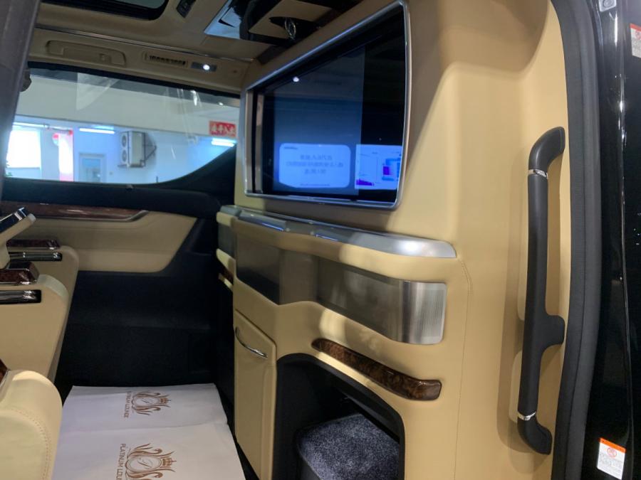 ALPHARD ROYAL LOUNGE - Image 5