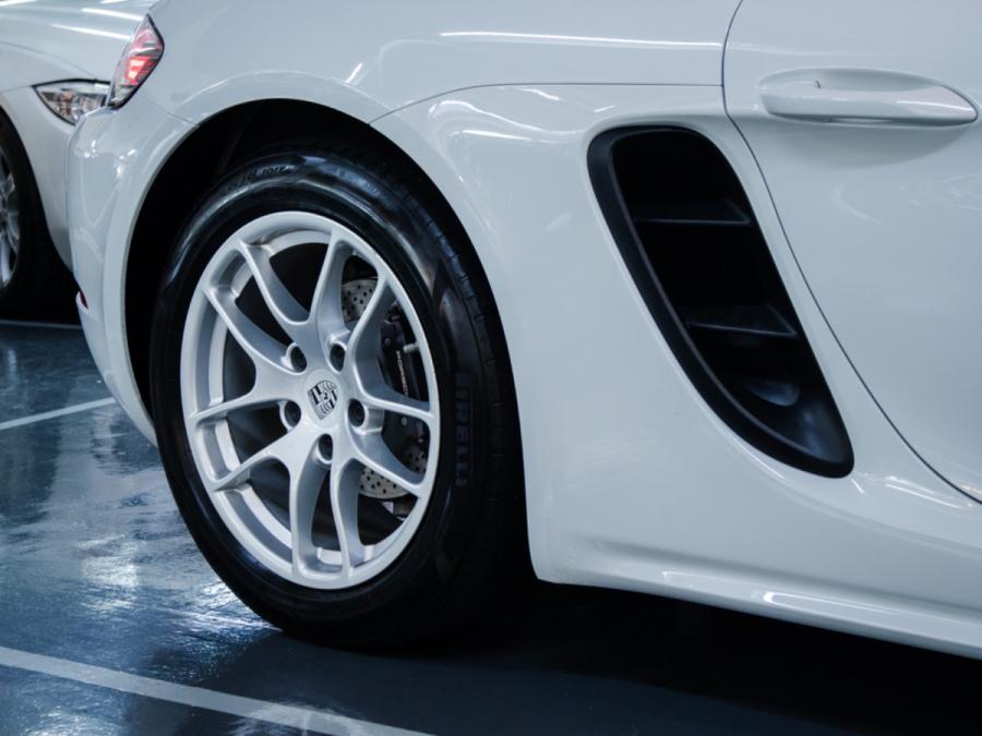 718 Cayman - Image 9