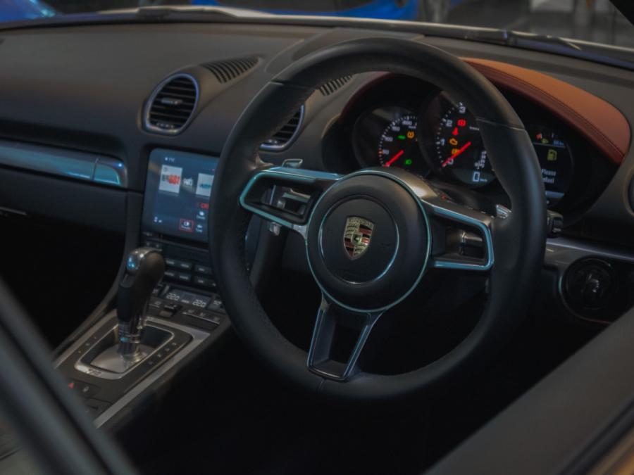 718 Cayman - Image 12